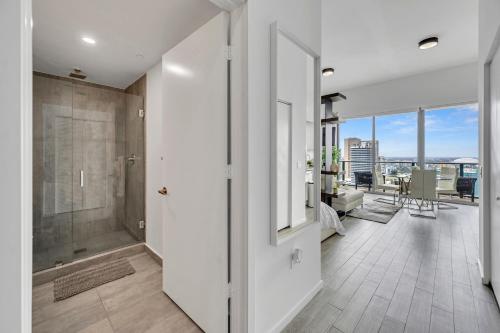 an open living room with a shower and a balcony at City Views Studio Downtown Miami in Miami