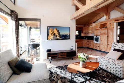 a living room with a couch and a table at Superbe Appartement Deux Alpes Cosy et chaleureux 6 personnes in Les Deux Alpes
