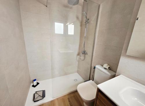 un bagno con doccia, WC e lavandino di Apartamento Malvasia Lanzarote a Costa Teguise