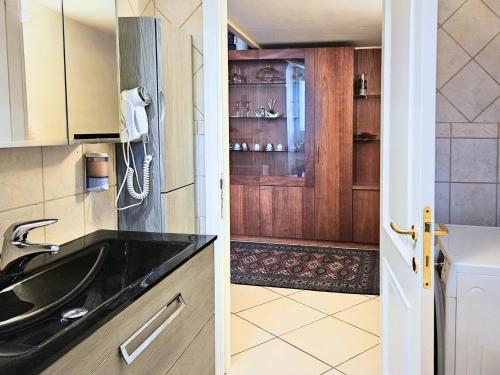 een keuken met een spoelbak en een koelkast bij La Suite Delle Stelle in Matera