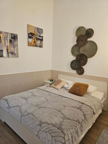 ein Schlafzimmer mit einem Bett und einige Gemälde an der Wand in der Unterkunft Las Artes Hlius Luxury Apartments in Valencia