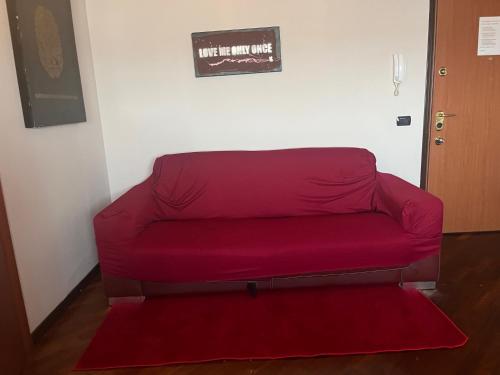 a red couch in a room with a red rug at Residenza Segrate Centro Segrate in Segrate