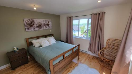 une chambre avec un lit et une fenêtre dans l'établissement Chalet Ô Lac-Brome, 3ch, 8 personnes, à Lac-Brome