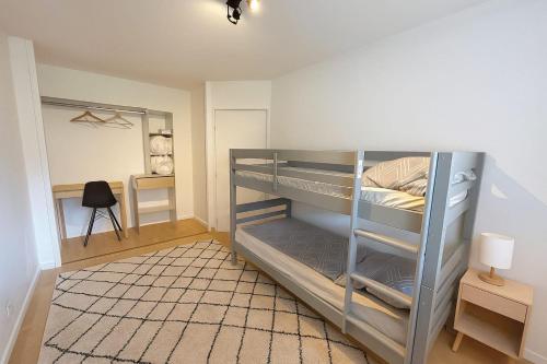 une chambre avec deux lits superposés dans une pièce dans l'établissement Feel at Home Between Paris and Disneyland, à Champs-sur-Marne