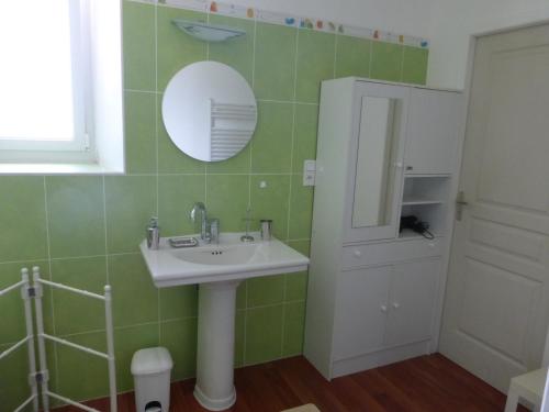 a bathroom with a sink and a mirror at Ch d'Hôte LE BON ABRI JURA in Marigny
