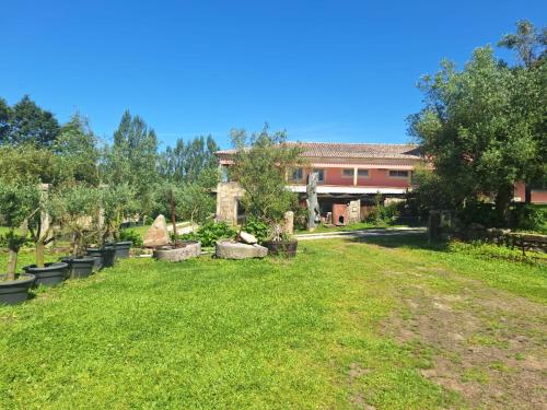 a garden in front of a building at Quinta das Carvalhas in Neiva
