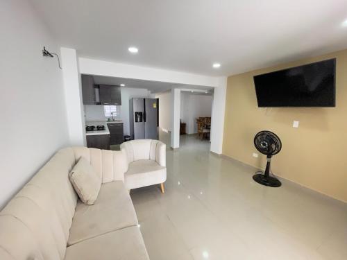 TV a/nebo společenská místnost v ubytování Casa Grande 3 Hab 4 baños Montería