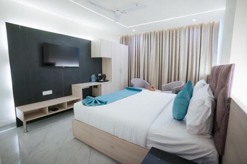 Postel nebo postele na pokoji v ubytování Town Square Suites