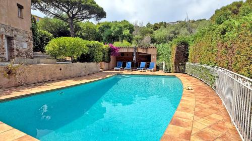 une piscine dans une cour clôturée dans l'établissement Villa Cavok, à Sainte-Maxime