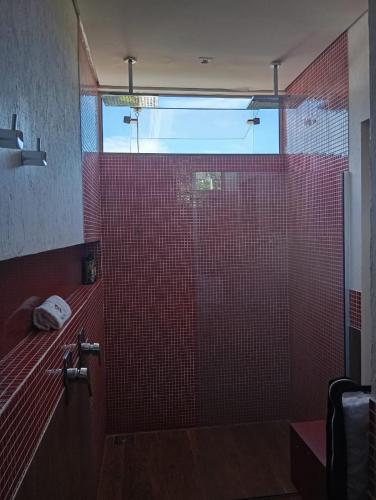 Bilik mandi di Mais Motel e Hotel