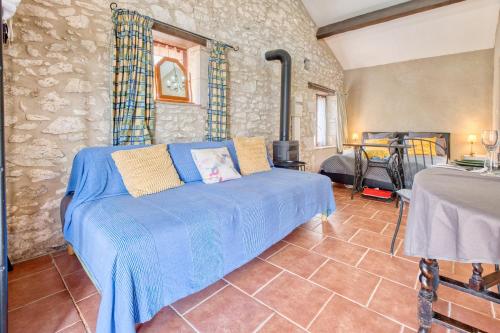 - une chambre avec un lit bleu dans l'établissement Le Nid, à Razac-dʼEymet