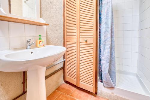 une salle de bain avec un lavabo et une douche dans l'établissement Le Nid, à Razac-dʼEymet