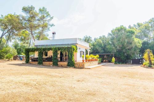 a small building with vines on it in a yard at Sa Rota de can Xito in Sencelles