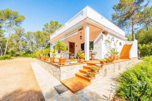 a house with a stone retaining wall and stairs at Sa Rota de can Xito in Sencelles