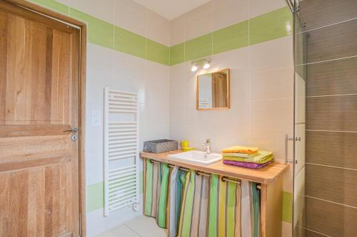 a bathroom with a sink and a shower at Ti Nevez in Le Bono