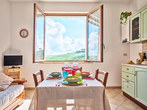 a dining room with a table and a window at Casa Vacanze Santa Caterina in Asciano