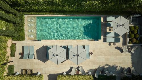 an overhead view of a swimming pool with umbrellas at Can Aulí Luxury Retreat - Adults Only in Pollença