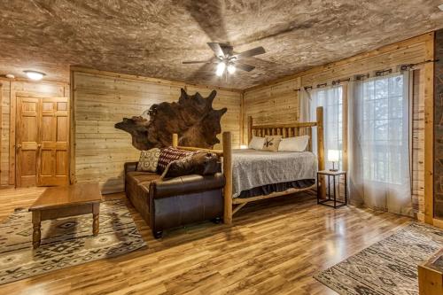 una camera da letto con un letto e un divano di Cozy Bear Lodge By Avada Properties a Sevierville