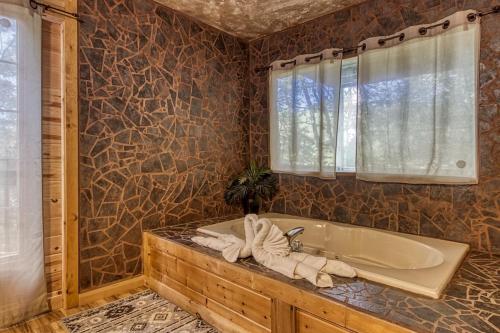 un bagno con vasca e lavandino di Cozy Bear Lodge By Avada Properties a Sevierville