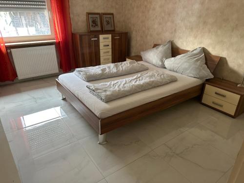 Ένα ή περισσότερα κρεβάτια σε δωμάτιο στο 2 Zimmer Holiday Apartment in Karben mit Privatparkplatz-self Check in-15min bis Frankfurt-25min bis Flughafen