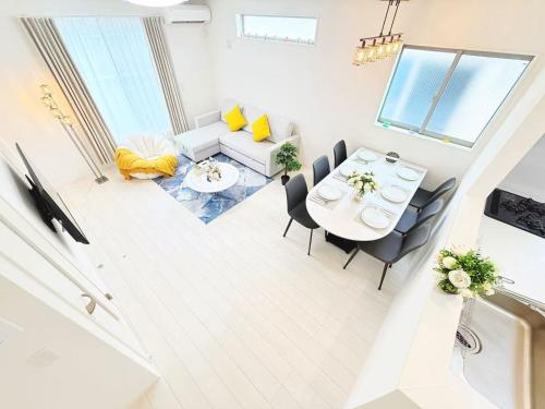 an overhead view of a living room with a table and chairs at 吉屋2号館 in Tokyo