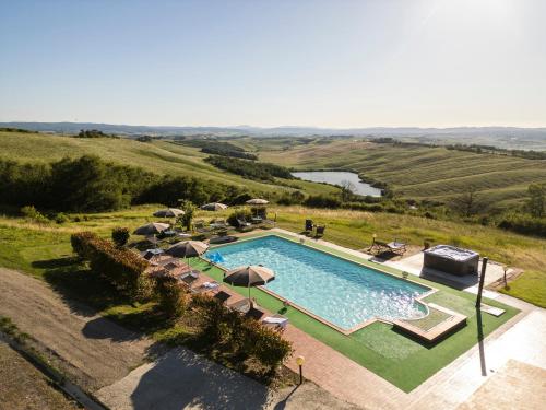 an overhead view of a swimming pool with umbrellas at Casa Vacanze Santa Caterina in Asciano