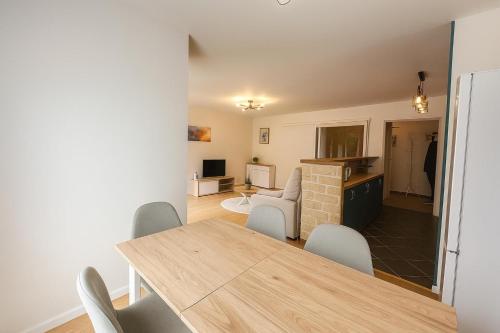 une salle à manger et un salon avec une table et des chaises dans l'établissement Feel at Home Between Paris and Disneyland, à Champs-sur-Marne