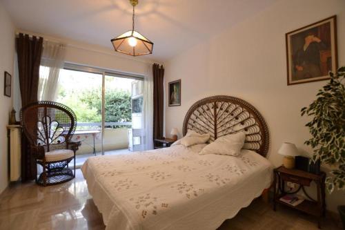 une chambre avec un grand lit et une grande fenêtre dans l'établissement La plus belle vue de Villefranche, à Villefranche-sur-Mer