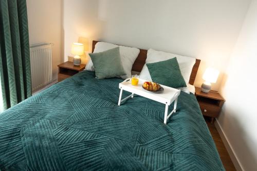 Ένα ή περισσότερα κρεβάτια σε δωμάτιο στο Luxus Apartament Zacumowani