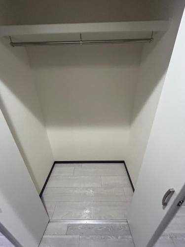 a room with a white wall and a white tile floor at メルシアターリゾート1001 in Wada