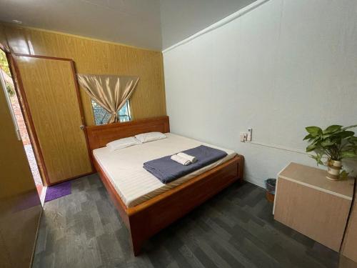 Un pat sau paturi într-o cameră la Happy Homestay