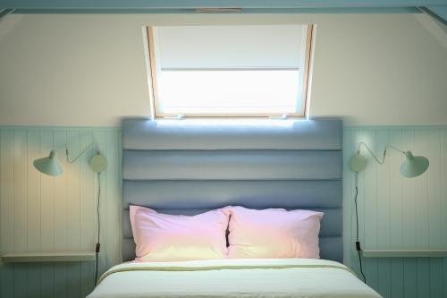 Katil atau katil-katil dalam bilik di Vintage Balcony Guesthouse & Suites