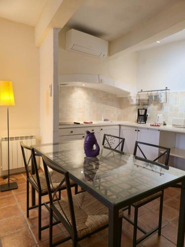 Kuchyň nebo kuchyňský kout v ubytování L'élégante Maison de Village Terrasse Tropézienne