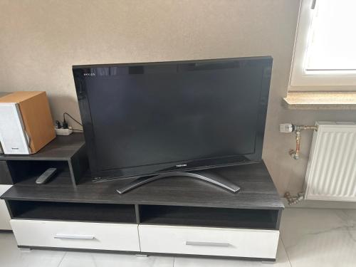 Μια τηλεόραση ή/και κέντρο ψυχαγωγίας στο 2 Zimmer Holiday Apartment in Karben mit Privatparkplatz-self Check in-15min bis Frankfurt-25min bis Flughafen