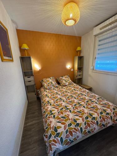 Oasis 34 في بالاروك ليه بان: غرفة نوم بها سرير ذو لحاف ملون