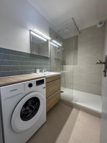 Oasis 34 في بالاروك ليه بان: غسالة ملابس بيضاء في حمام مزود بدُش
