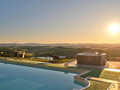 a swimming pool with a view of the mountains at Casa Vacanze Santa Caterina in Asciano
