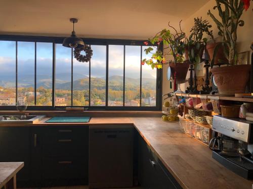 Kuchyň nebo kuchyňský kout v ubytování Maison familiale, coeur de ville & nature