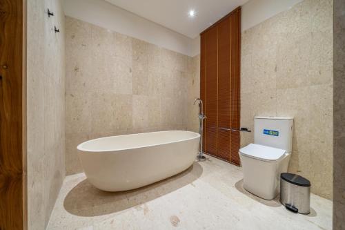 Koupelna v ubytování Townhouse T3 - Tropical Calm Meets Modern Comfort - Ubud