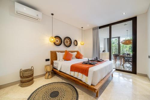 Postel nebo postele na pokoji v ubytování Townhouse T3 - Tropical Calm Meets Modern Comfort - Ubud