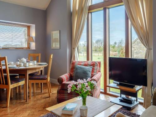 Televisyen dan/atau pusat hiburan di 2 Bed in Wells 00452