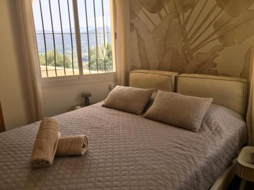 ハロンにあるVilla Almazaraの窓のある部屋に枕が2つ置かれたベッド