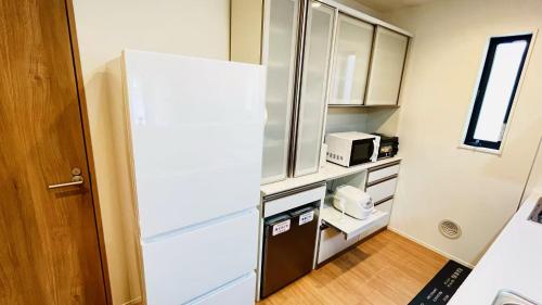 Köök või kööginurk majutusasutuses 柚子屋 新築貸切戸建旅館