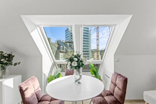 ウィーンにあるModern City-View Stay in the Heart of Viennaの白いテーブルと椅子
