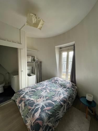 Postel nebo postele na pokoji v ubytování Eiffel Apartment