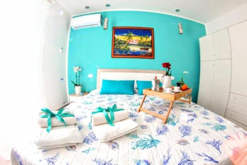 une chambre avec un grand lit avec un mur bleu dans l'établissement Appartamento L'airone Balestrate, à Balestrate