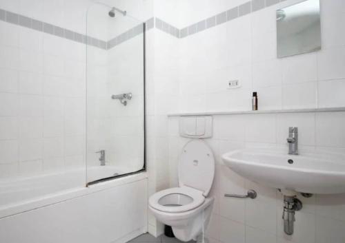 Ένα μπάνιο στο Modest and Minimal 2 bedroom flat