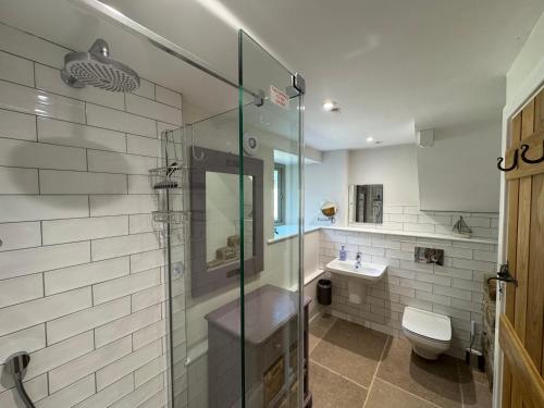 Un baño con ducha, inodoro y lavabo. en Rawcliffe Barn, 2 Bedroom, up to 4 Guests, en Newton