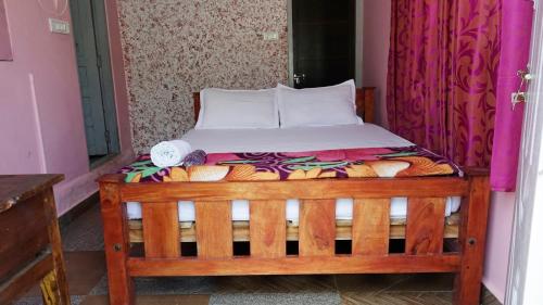 Postel nebo postele na pokoji v ubytování Cloud vagamon 3 bedroom cottage