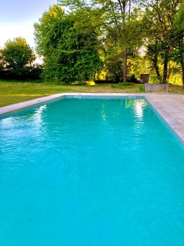 une piscine avec de l'eau bleue dans une cour dans l'établissement La FortBelle, à Beaufort